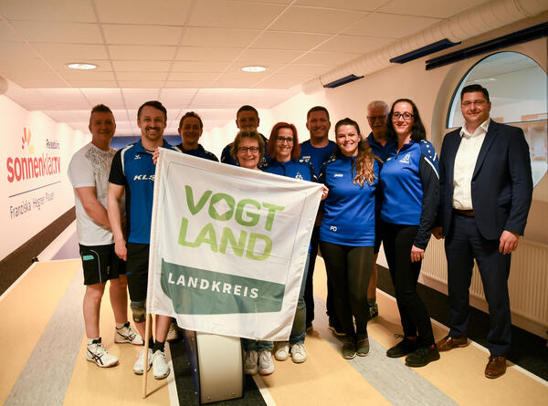 Bild vergr&ouml;&szlig;ern: Auf dem Bild sieht man die Keglerinnen und Kegler vom SG J&ouml;&szlig;nitz gemeinsam mit Landrat Thomas Hennig.