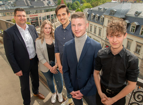Bild vergr&ouml;&szlig;ern: Von links stehen auf dem Balkon des Landratsamtes Landrat Thomas Hennig, Lilly Fox, Louis M&uuml;ller, Justin Pammler, Alexander Mittrac