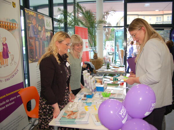 Bild vergr&ouml;&szlig;ern: Das Pflegenetzwerk Vogtland pr&auml;sentierte sich zum Demenzfachtag mit einem Informationsstand.