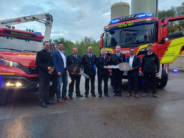 Bild vergr&ouml;&szlig;ern: Die neuen Fahrzeuge der Feuerwehren Falkenstein und Oberlauterbach wurden geweiht.
