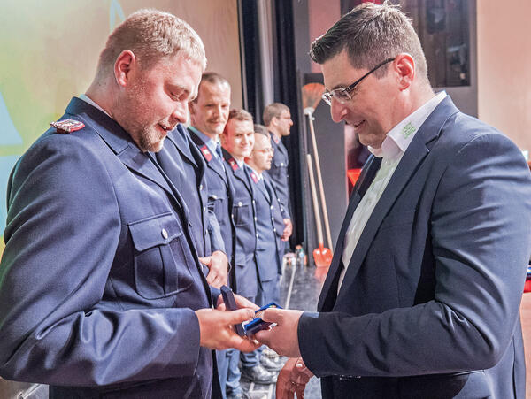 Bild vergr&ouml;&szlig;ern: Landrat Thomas Hennig beim �berreichen der Waldbrandmedaillen.