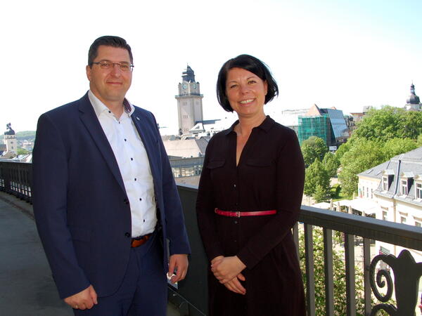 Bild vergr&ouml;&szlig;ern: Landrat Thomas Hennig traf sich mit der Leiterin des Verbindungsb�ros des Freistaates Sachsen in Prag, Josefina Ofner.