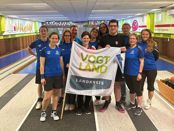 Bild vergr&ouml;&szlig;ern: Die Kegler aus dem Vogtland �bergeben an den KSV Wien eine Vogtlandfahne mit dem Dachmarkenlogo Vogtland