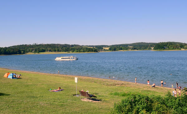 Bild vergr&ouml;&szlig;ern: Die Talsperre P�hl l�dt derzeit mit 18 Grad Celsius bereits zum Baden ein.