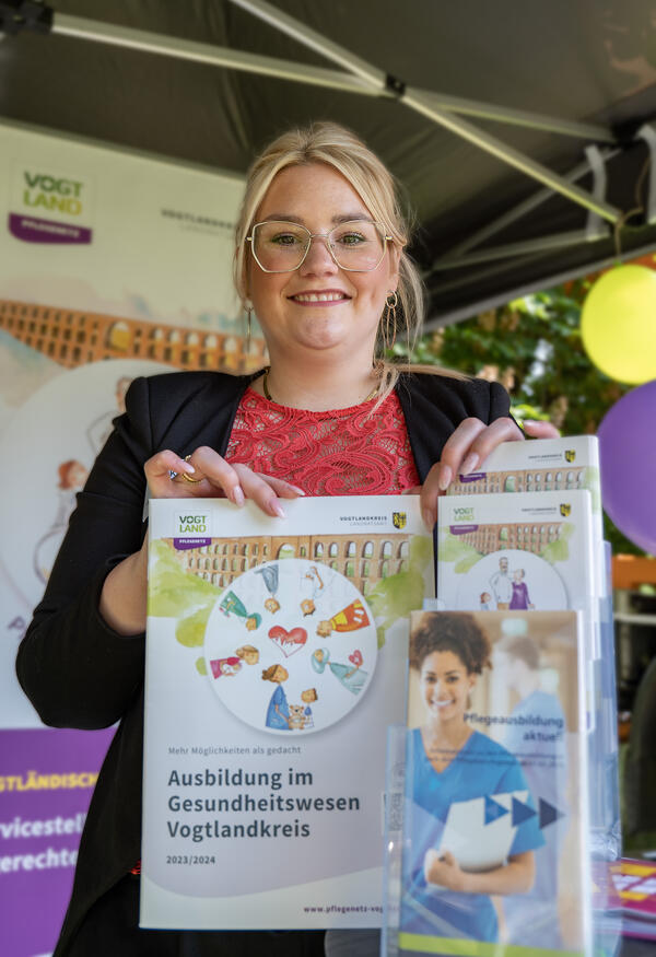 Bild vergr&ouml;&szlig;ern: Das Bild zeigt eine Mitarbeiterin des Pflegenetzwerkes