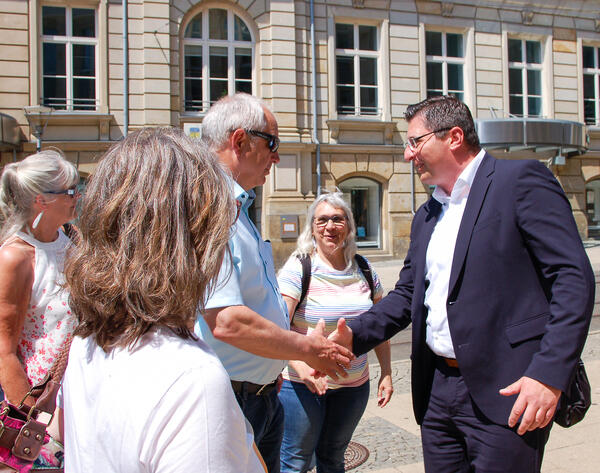 Bild vergr&ouml;&szlig;ern: Landrat Thomas Hennig begr&uuml;&szlig;t die Besucherinnen und Besucher aus Neuenrade.