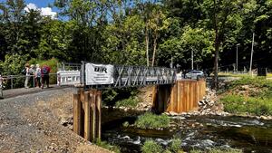Bild vergr&ouml;&szlig;ern: Das Bild zeigt die Fu&szlig;g&auml;ngerbr&uuml;cke &uuml;ber die Wei&szlig;e Elster im Bereich der Barthm&uuml;hle.