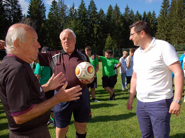 Bild vergr&ouml;&szlig;ern: Landrat Thomas Hennig im Gespr�ch mit den Referees des Turniers