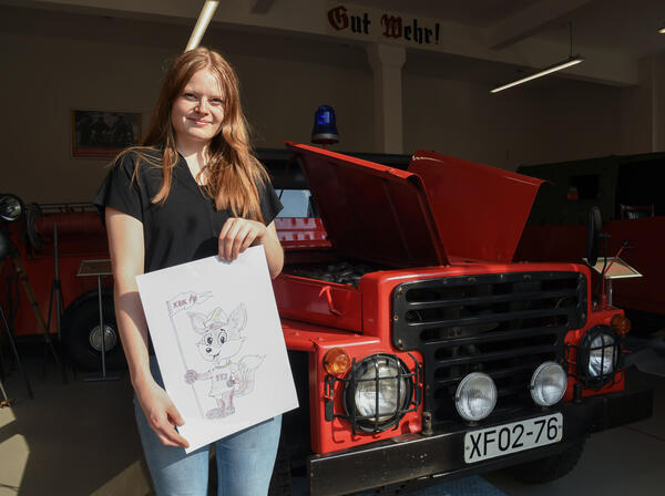 Bild vergr&ouml;&szlig;ern: Auf dem Bild sieht man Emilia Siebert mit ihrem Entwurf f&uuml;r das Maskottchen des KBK.