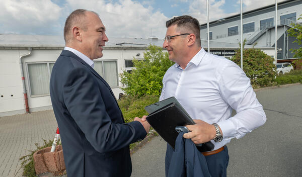 Bild vergr&ouml;&szlig;ern: Landrat Thomas Hennig zu Besuch bei Buffet Crampon in Markneukirchen.