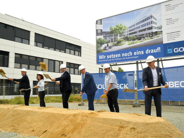 Bild vergr&ouml;&szlig;ern: Gemeinsamer Spatenstich f&uuml;r ein neues B&uuml;rogeb&auml;ude mit Parkhaus bei Goldbeck in Treuen.