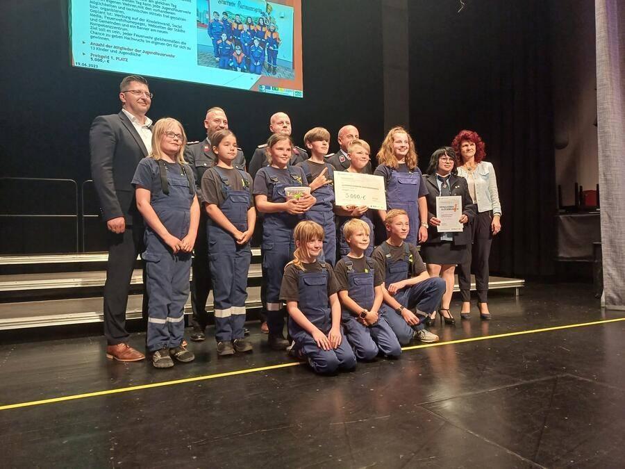 Die Jugendfeuerwehr Hartmannsgr&uuml;n hat ein Preisgeld von 5000 Euro erhalten.