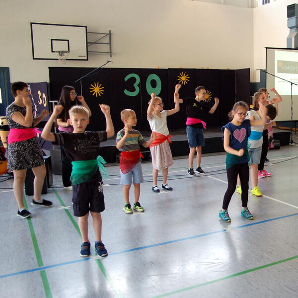 Bild vergr&ouml;&szlig;ern: Sch�lerinnen und Sch�ler tanzen  Zumba