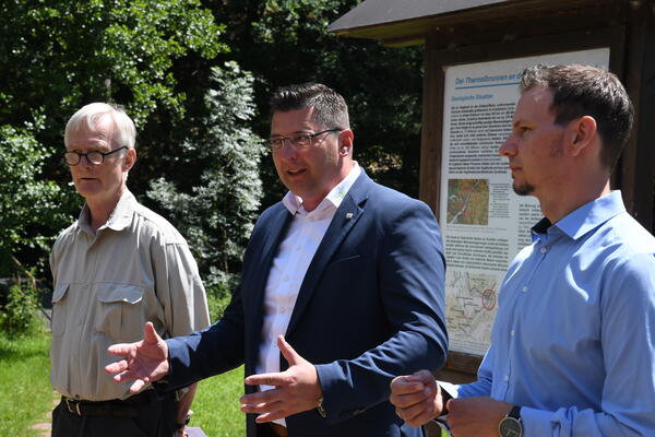 Bild vergr&ouml;&szlig;ern: Das Bild zeigt Dr. Horst K&auml;mpf vom GeoForschungszentrum, Landrat Thomas Hennig und Sascha G&ouml;rne vom Landesamt f&uuml;r Umwelt, Landwirtschaft und Geologie (v.l.)