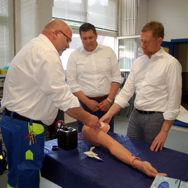 Bild vergr&ouml;&szlig;ern: Ministerpr&auml;sident Michael Kretschmer und Landrat Thomas Hennig zu Besuch bei der Notfallmedizinische-Simulation GmbH Lengenfeld.