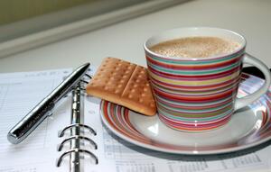 Bild vergr&ouml;&szlig;ern: Das Bild zeigt eine Kaffeetasse und einen Terminkalender