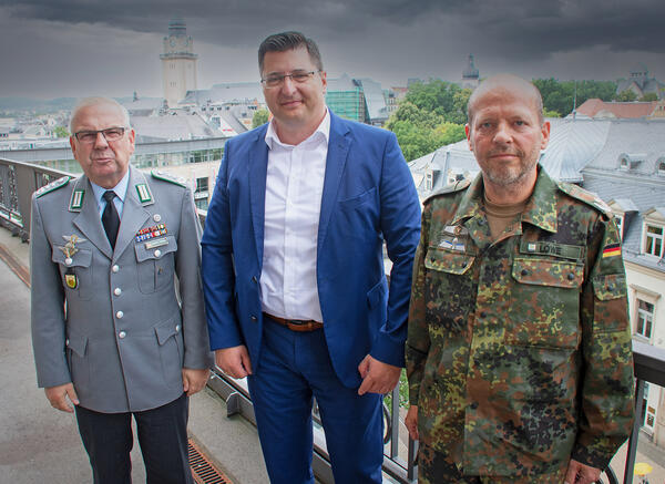 Bild vergr&ouml;&szlig;ern: Oberst Michael H. Popielas (links im Bild) stattete Landrat Thomas Hennig seinen ersten Antrittsbesuch ab.