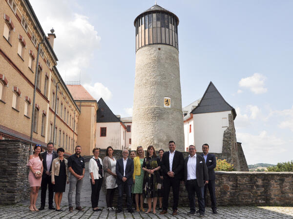 Bild vergr&ouml;&szlig;ern: Ihre Sommertour f&uuml;hrte Staatsministerin Katja Meier (vorn, Mitte) in diesem Jahr ins Vogtland.