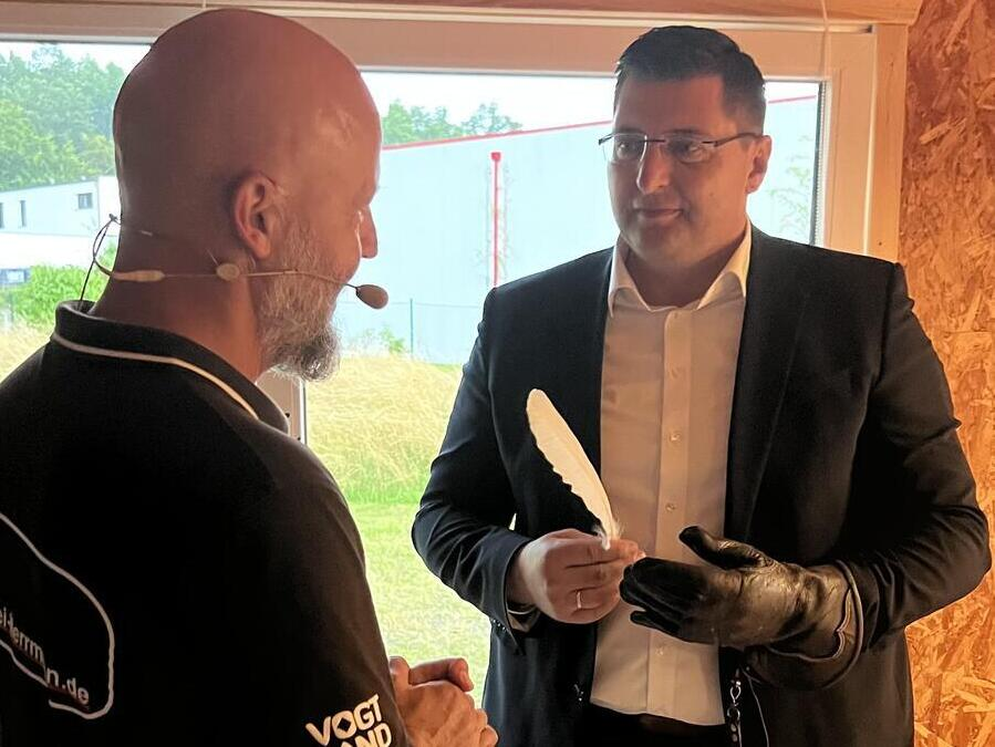 Landrat Thomas Hennig macht sich mit der Falknerei vertraut.