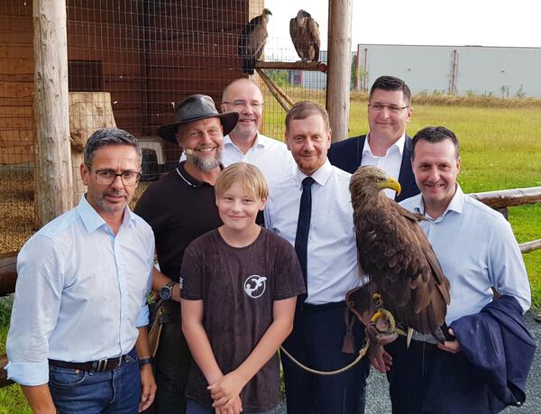 Bild vergr&ouml;&szlig;ern: Ein Gruppenfoto an der Falknerei Herrmann in Plauen.