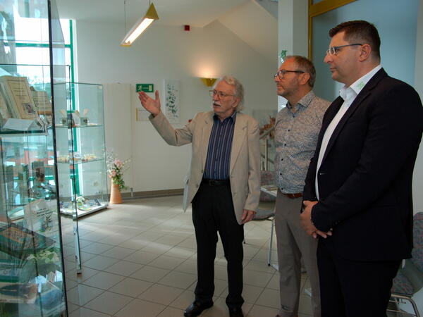 Bild vergr&ouml;&szlig;ern: Dr. Frieder Spitzner, der Vorsitzende der Literaturgesellschaft Julius Mosen (links), f&uuml;hrte Landrat Thomas Hennig (rechts) in Begleitung des Auerbacher OB Jens Scharff (Mitte) durch die Ausstellung.