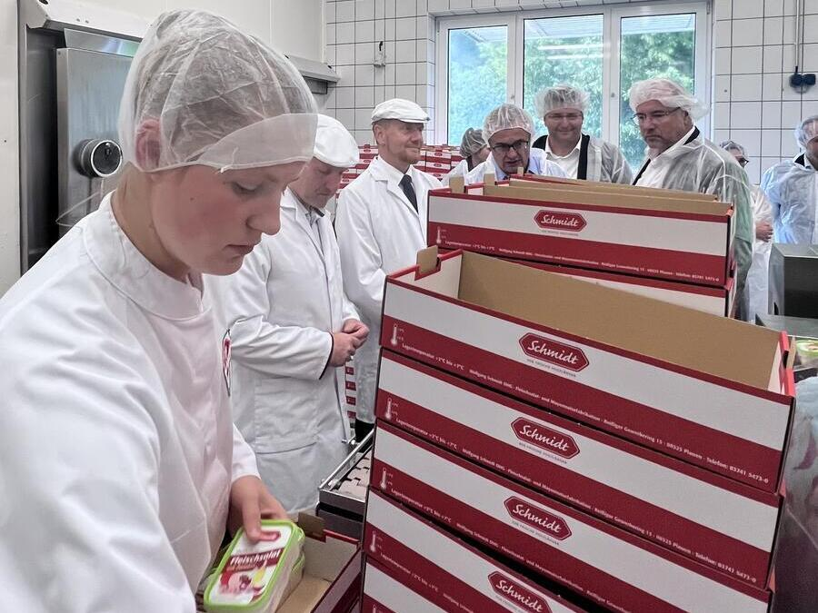 Mitarbeiter im Einsatz bei Feinkost Schmidt.
