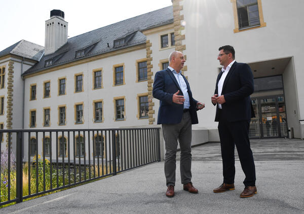 Bild vergr&ouml;&szlig;ern: Landrat Thomas Hennig im Gespr&auml;ch mit dem Direktor der BA Plauen, Prof. Dr. Lutz Neumann.