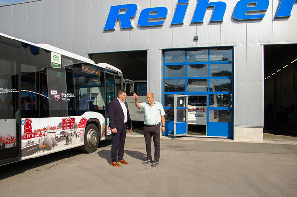 Bild vergr&ouml;&szlig;ern: Landrat Thomas Hennig zu Besuch bei Nutzfahrzeuge Service Reiher GmbH.