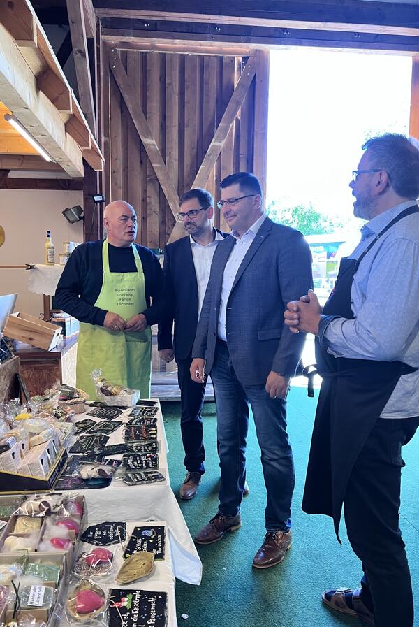 Bild vergr&ouml;&szlig;ern: Eine breite Auswahl auf dem �rtlichen Bauernmarkt.