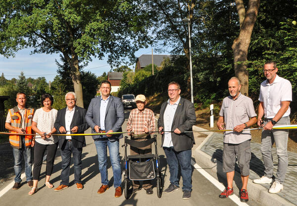 Bild vergr&ouml;&szlig;ern: Die Kreisstra&szlig;e K 7853 von Unterhermsgr&uuml;n bis Oberhermsgr&uuml;n wurde heute offiziell wieder f&uuml;r den Verkehr freigegeben.