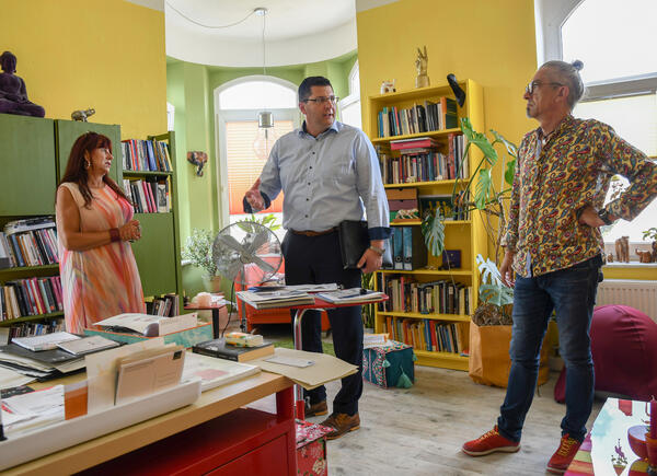 Bild vergr&ouml;&szlig;ern: Landrat Thomas Hennig zu Besuch beim KARO e.V. in Plauen.