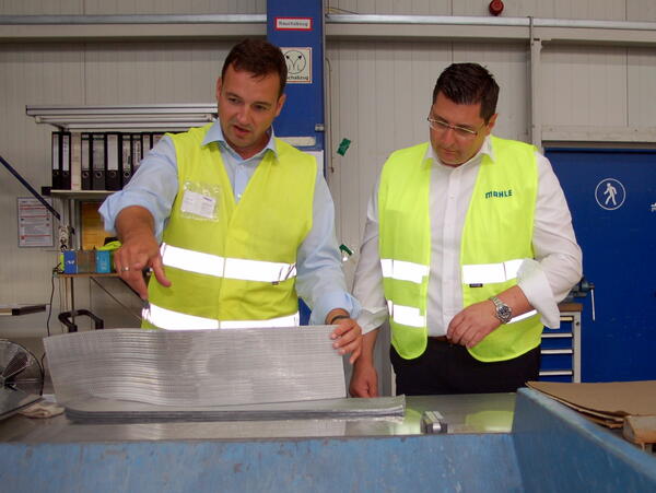 Bild vergr&ouml;&szlig;ern: Werkleiter Daniel Schaffer (links) erl&auml;utert Landrat Thomas Hennig (rechts) den Vorgang der Herstellung von K&uuml;hlsystemen.