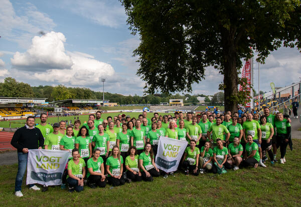 Bild vergr&ouml;&szlig;ern: Das Bild zeigt das Laufteam des Vogtlandkreises, erkennbar an den gr&uuml;nen T-Shirts. Im Hintergrund ist das Vogtlandstadion zu sehen.