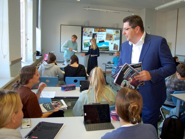 Bild vergr&ouml;&szlig;ern: Landrat Thomas Hennig verteilte den druckfrischen Katalog an die Sch&uuml;ler.