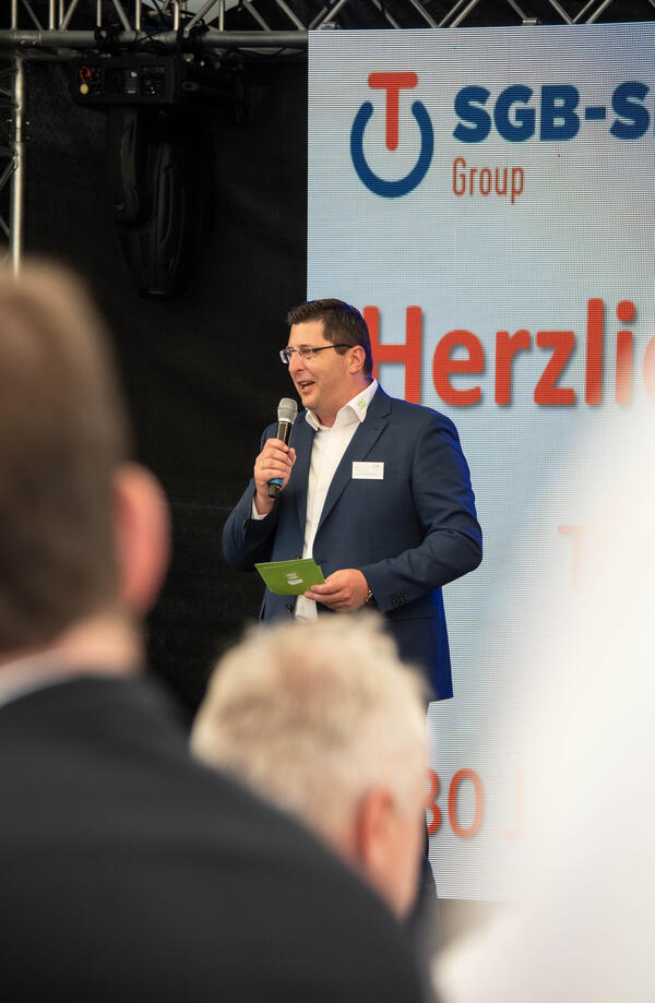 Bild vergr&ouml;&szlig;ern: Auf dem Bild steht Landrat Thomas Hennig und h�lt eine Rede