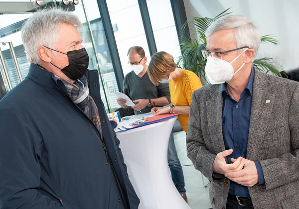 Bild vergr&ouml;&szlig;ern: Landrat Rolf Keil im Gespr&auml;ch mit Arndt Schubert, Pressereferent des Landesamtes f&uuml;r Schule und Bildung.