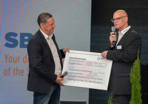 Bild vergr&ouml;&szlig;ern: Das Bild zeigt Neumarks B&uuml;rgermeister Sven K&ouml;pp - links - und den neuen SBG.-Gesch&auml;ftsf&uuml;hrer Andreas Unterweger.
