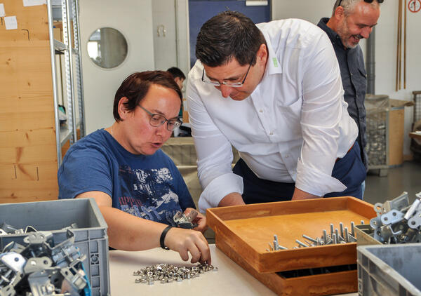 Bild vergr&ouml;&szlig;ern: Landrat Thomas Hennig schaute bei seinem Besuch den Mitarbeiterinnen und Mitarbeitern �ber die Schulter.