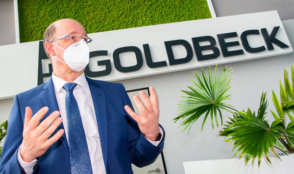 Bild vergr&ouml;&szlig;ern: Der gemeinsame Wunsch von Sachsens Staatsministerin f&uuml;r Gesundheit Petra K&ouml;pping und dem Vogtlandkreis, eine separate Impf-Aktion f&uuml;r Lehrer zu initieren, fand bei Lars Luderer, Gesch&auml;ftsf&uuml;hrer der Goldbeck GmbH ein offenes Ohr.