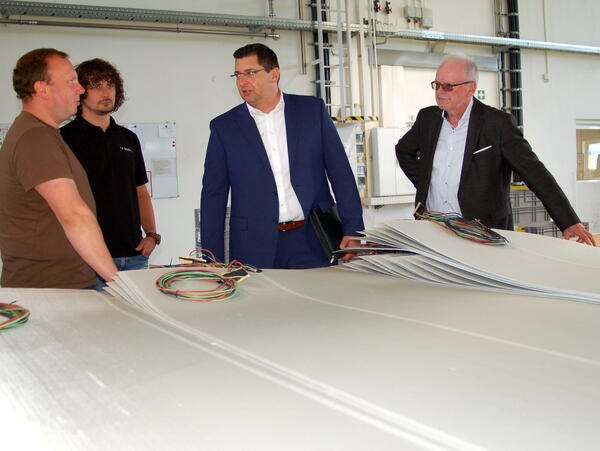 Bild vergr&ouml;&szlig;ern: Landrat Thomas Hennig (2.von rechts) im Gespr&auml;ch mit Mitarbeitern der Firma C. H. M&uuml;ller. Rechts im Bild Seniorchef Thomas Porst.