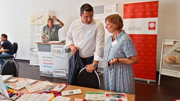 Bild vergr&ouml;&szlig;ern: Das Bild zeigt Thomas Hennig im Gespr&auml;ch mit einer Mitarbeiterin der caritas Plauen.