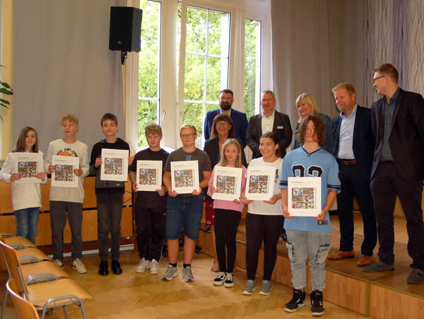 Bild vergr&ouml;&szlig;ern: Sch&uuml;lerinnen und Sch&uuml;ler der siebenten Klassen der Wilhelm-Adolph-von-Tr&uuml;tzschler-Oberschule Falkenstein erhielten ihren Berufswahlpass.