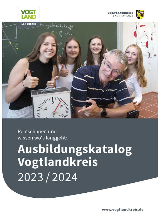 Bild vergr&ouml;&szlig;ern: Titelseite des Ausbildungkataloges 2023/2024 - vier Sch�lerinnen und ein Lehrer stehen vor einer Tafel.