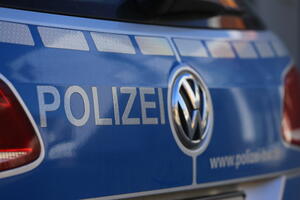 Bild vergr&ouml;&szlig;ern: Das Bild zeigt einen Polizeiwagen von hinten