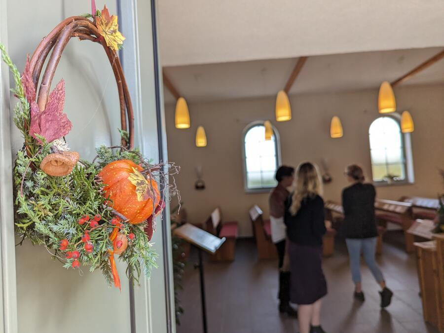 Deko am Einlass der Kapelle von Friedhof I in Plauen
