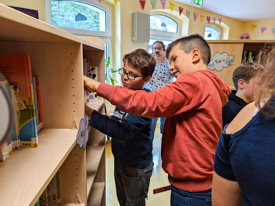 Die Sch&uuml;ler d&uuml;rfen sich erste B&uuml;cher ausw&auml;hlen.