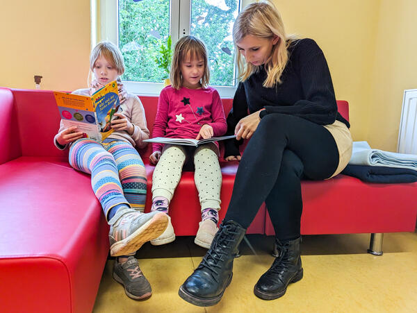 Bild vergr&ouml;&szlig;ern: Wer nicht alleine lesen kann, dem wird geholfen.