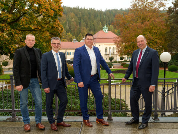 Bild vergr&ouml;&szlig;ern: Landrat Thomas Hennig (2. von rechts) und der Bad Elsteraner B&uuml;rgermeister Olaf Schlott (2.von links) freuen sich gemeinsam mit dem Gesch&auml;ftsf&uuml;hrer der Churs&auml;chsischen Veranstaltungs GmbH Florian Merz (rechts) und dem Vorsitzenden des Tourismus- und Gewerbevereins Thomas R&ouml;h (links) auf die Vorbereitung des Festwochenendes.