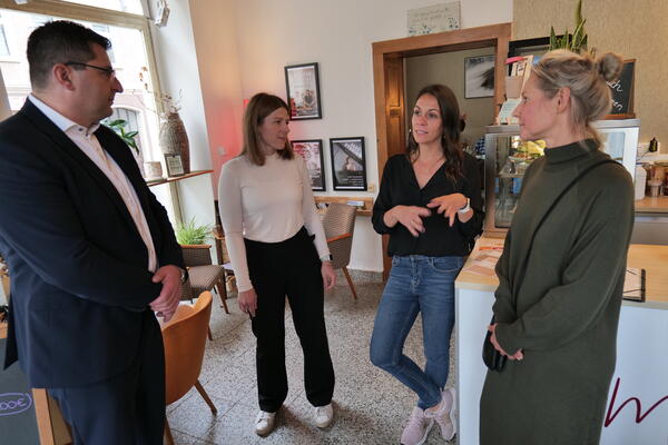 Bild vergr&ouml;&szlig;ern: Das Bild zeigt Frederike Eisenkolb (Inhaberin), Marlen Pre&szlig;ler (Vermarktung, Social Media, Web) und Madlien D&ouml;hler-M&uuml;ller (Projektmanagement) mit Landrat Thomas Hennig.