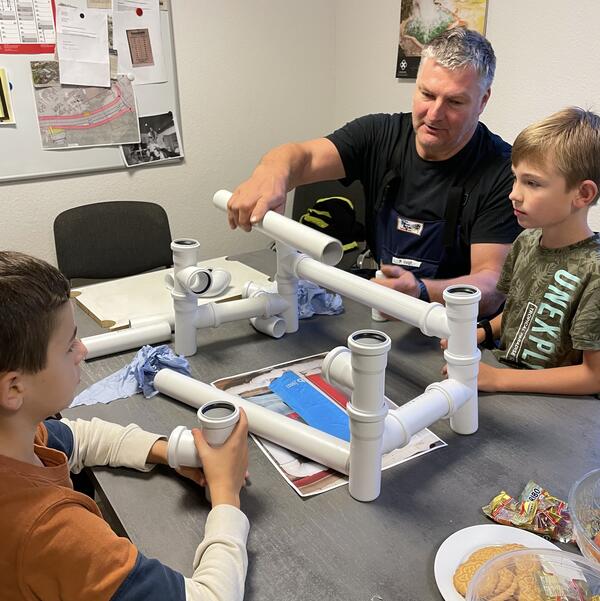 Bild vergr&ouml;&szlig;ern: Kleine Helden beim Besuch einer Klempnerei.